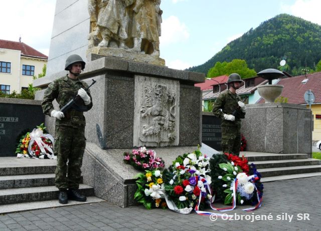 Slávnostný nástup pri príležitosti sedemdesiateho výročia 
