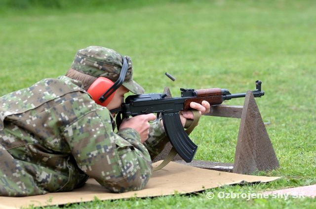 Reprezentácia vojakov prvej brigády na streleckej súťaži