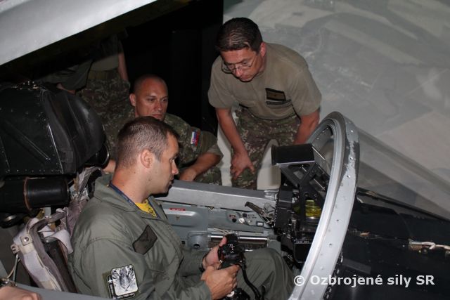 Účastníci vyššieho veliteľsko-štábneho kurzu navštívili sliačsku leteckú základňu 