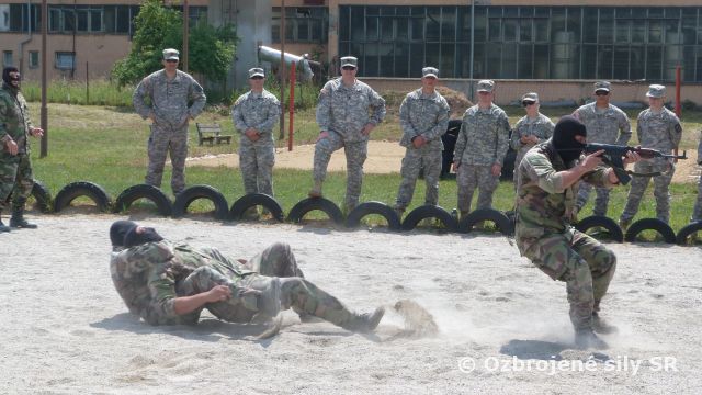 Americkí kadeti na návšteve raketometného oddielu