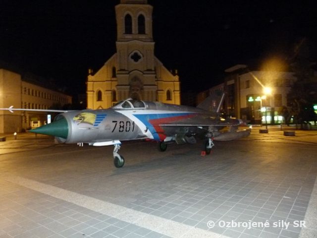 Preprava stíhačky MiG-21 na námestie vo Zvolene