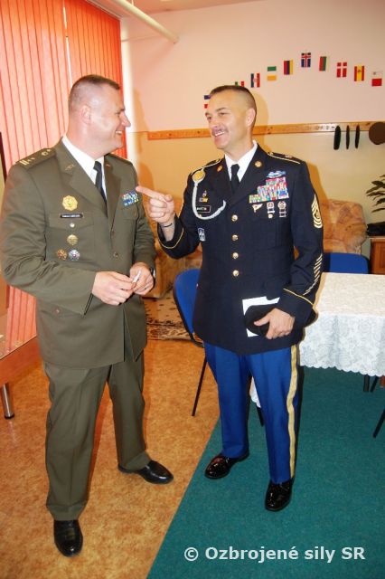 Veliaci poddôstojník Národnej gardy Indiana navštívil prápor výcviku