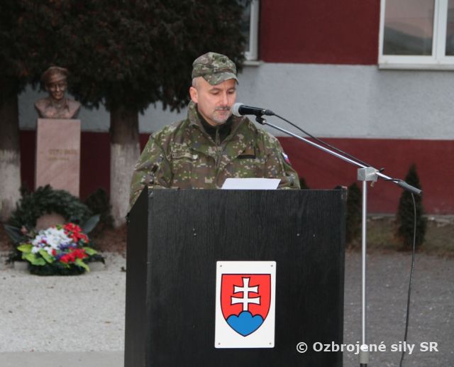 Slávnostný nástup príslušníkov Taktického krídla Sliač k 23. výročiu vzniku samostatnej Slovenskej republiky 