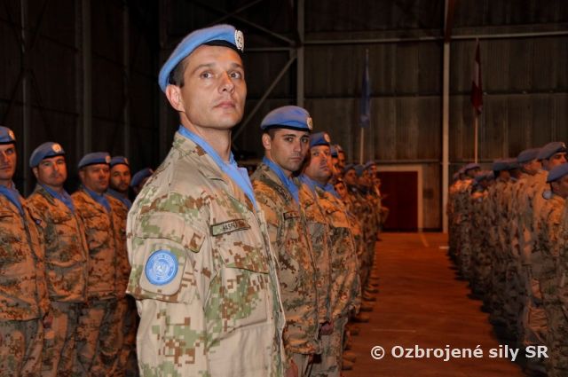 Udeľovanie medailí na starom letisku