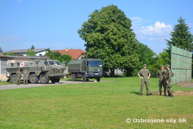 Vojaci zavítali na gymnázium