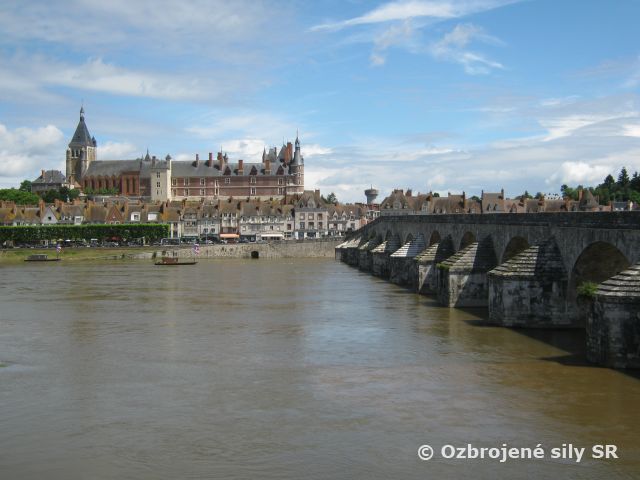 Čestná stráž OS SR vo francúzskom mestečku Gien