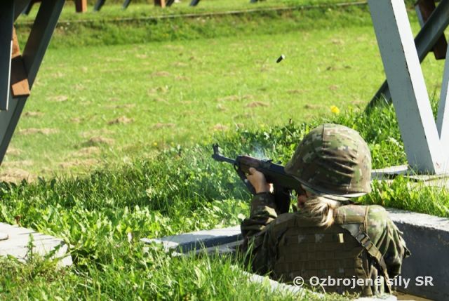 Vojaci dobrovoľnej vojenskej prípravy na strelnici