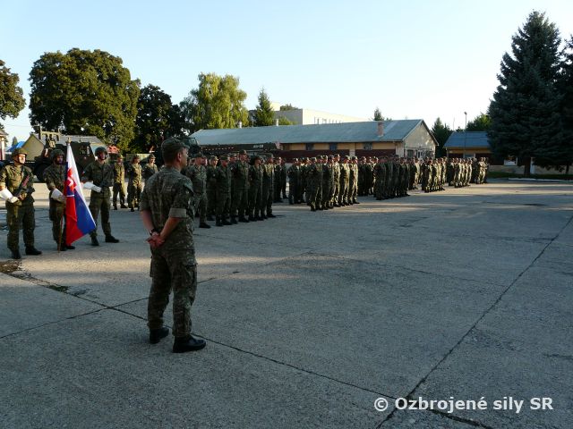 Slávnostný nástup Práporu logistiky Hlohovec pri príležitosti odovzdania a prevzatia útvaru
