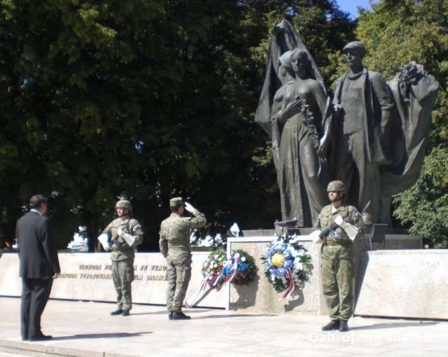 Michalovskí delostrelci na oslavách SNP . 