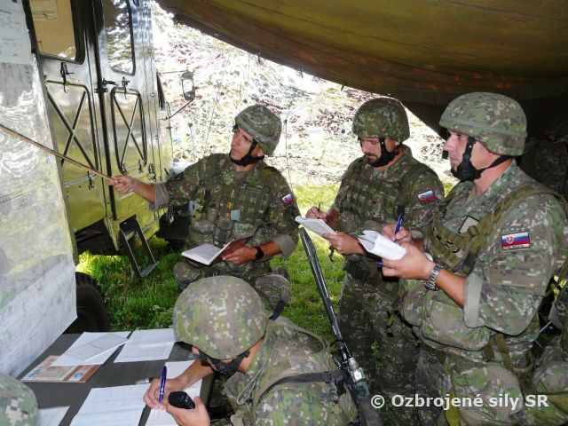 Michalovskí delostrelci pri nácviku riadenia paľby