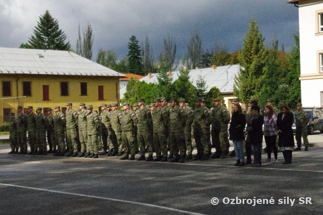 Slávnostný nástup ku Dňu obetí Dukly