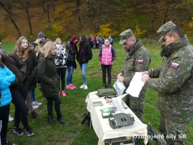Vojaci na účelovom cvičení strednej zdravotníckej školy