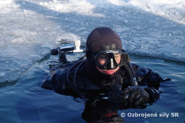 Vojenskí potápači zo Serede plnili úlohy pod ľadom