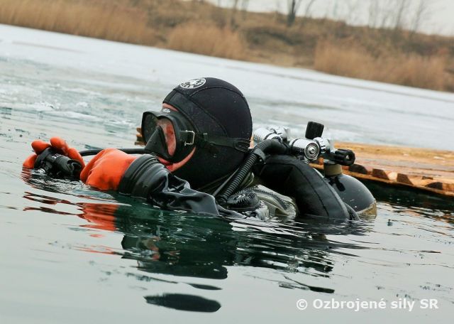 Medzinárodný výcvik  vojenských potápačov - ICE DIVER