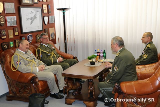 Generál Maxim prijal odchádzajúceho a nového pridelenca obrany ČR