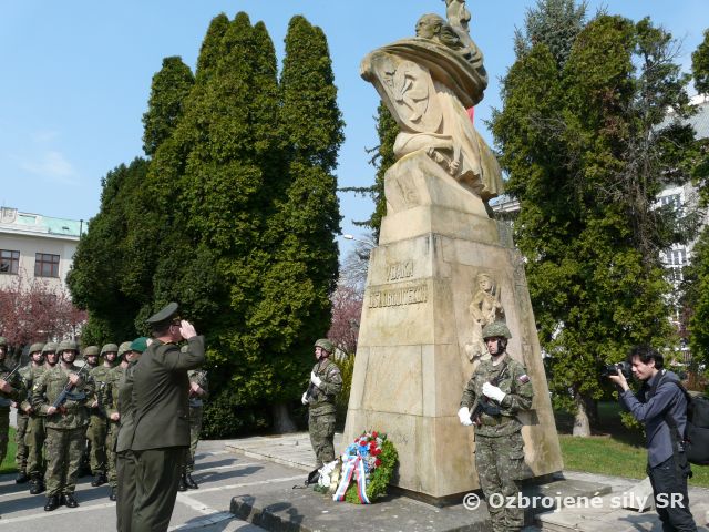 Vojaci z Práporu logistiky Hlohovec na pietnych aktoch pri príležitosti 72 výročia oslobodenia miest Hlohovec, Piešťany a Trnava.