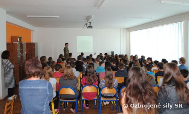 Vojaci z Prešovskej mechanizovanej brigády prednášali žiakom základnej školy