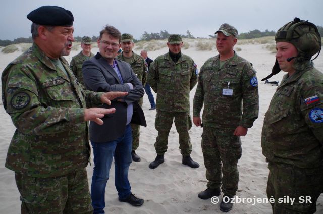 Generál Maxim na streľbách protilietadlovcov na Balte