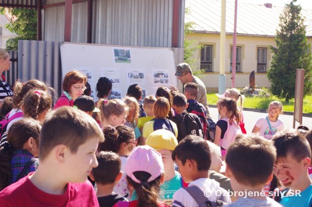 Na nástupišti oddielu horelo odstavené motorové vozidlo