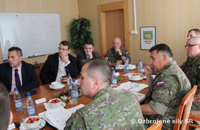 Štátny tajomník MO SR Róbert Ondrejcsák na pôde Prešovskej mechanizovanej brigády