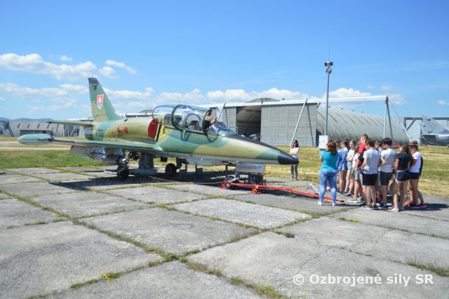 Exkurzia študentov zo vzdelávacieho projektu Vzdelávacieho centra Múzea SNP v Banskej Bystrici na Leteckej základni Sliač