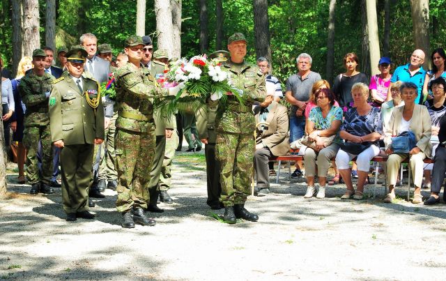 Veliteľ pozemných síl položil veniec pri pamätníku umučených