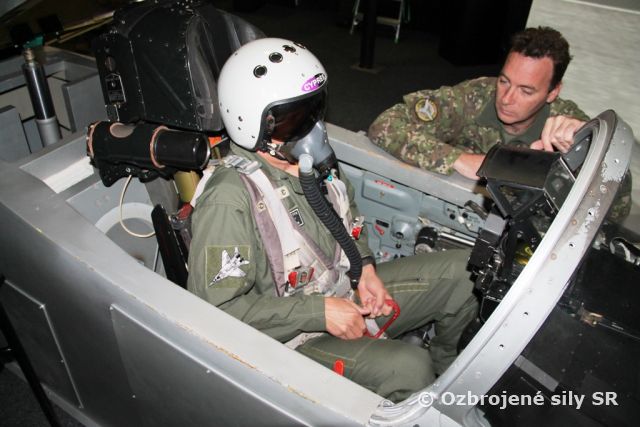 Sliačski výkonní letci  precvičovali núdzové opustenie lietadla
