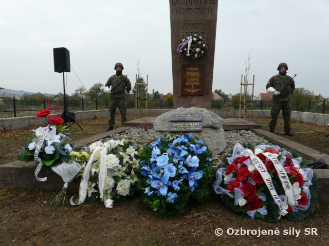 Kladenie Vencov k pomníku Viliama Šuleka a Karola Holubyho