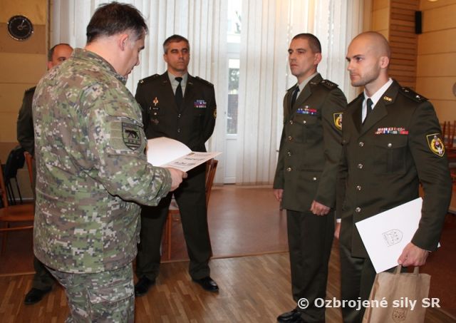 Najlepšími spomedzi poddôstojníkov a mužstva 2.mb sú rotmajster Varga a slobodník Handzuš