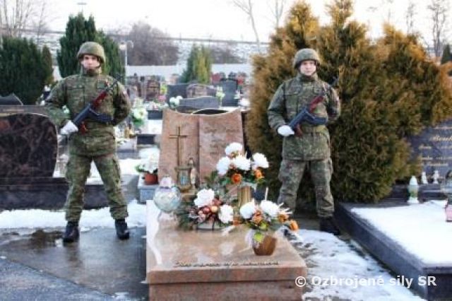 Spomienkový pietny akt na cintoríne v Seredi