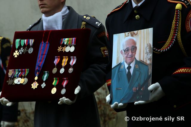 Legende boja proti fašizmu generálmajorovi Schwarzovi prišiel na poslednú rozlúčku vzdať hold aj minister Gajdoš a generáli Ozbrojených síl Slovenskej republiky