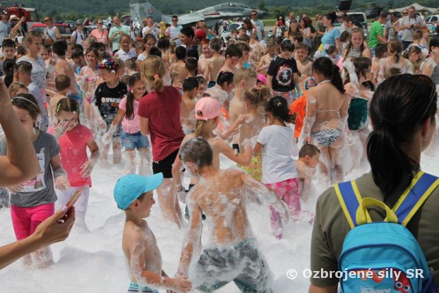 Detský smiech a radosť na sliačskom letisku