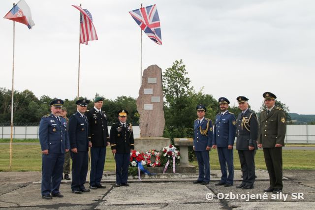Vojenskí zástupcovia ambasád Spojeného kráľovstva Veľkej Británie a Severného Írska a USA na Leteckej základni Sliač