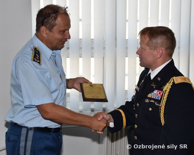 Odchádzajúci a novo akreditovaný pridelenec obrany USA v SR navštívili Vzdušné sily OS SR