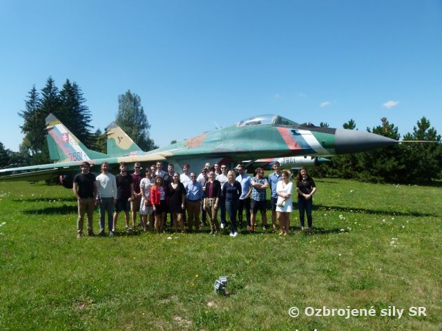 Študenti inštitútu pre strategické politiky navštívili Taktické krídlo Sliač