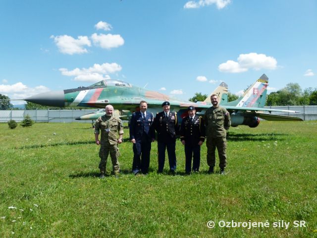 Členovia diplomatického zboru USA navštívili Taktické krídlo Sliač