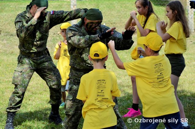 Študenti Detskej Univerzity Komenského medzi levickými vojakmi