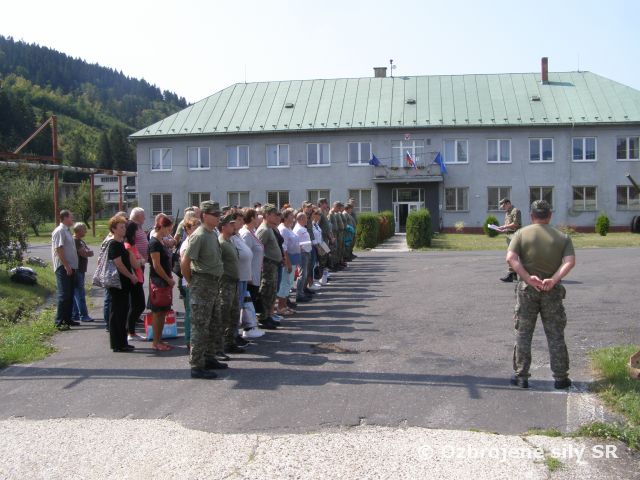 Slávnostný nástup pri príležitosti 74. výročia SNP a 26. výročia prijatia ústavy SR