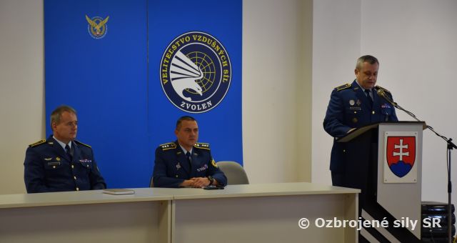 Slávnostný nástup príslušníkov veliteľstva vzdušných síl pri príležitosti Dňa hrdinov Karpatsko-duklianskej operácie