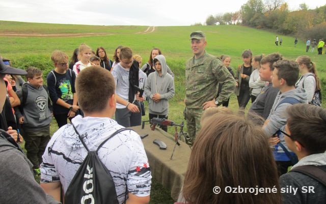 Vojaci opäť v školách