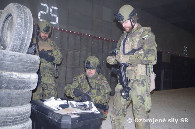 Spokojní českí inštruktori v Centre výcviku Lešť