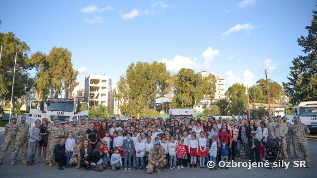 Vianočný stromček SLOVCON-u zdobili „plameniaci“