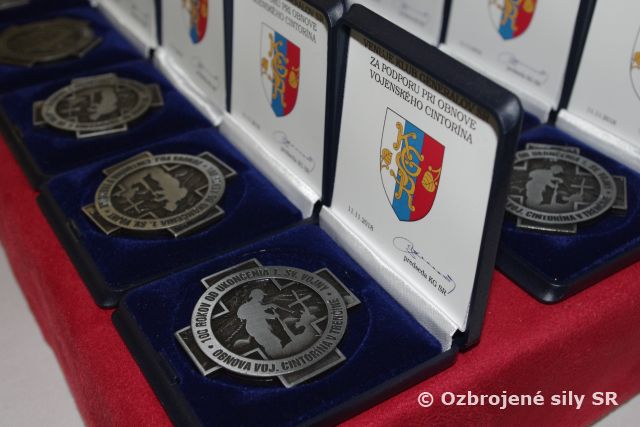 Slávnostné odovzdávanie plakiet za pomoc pri obnove vojenského cintorína z 1. svetovej vojny 