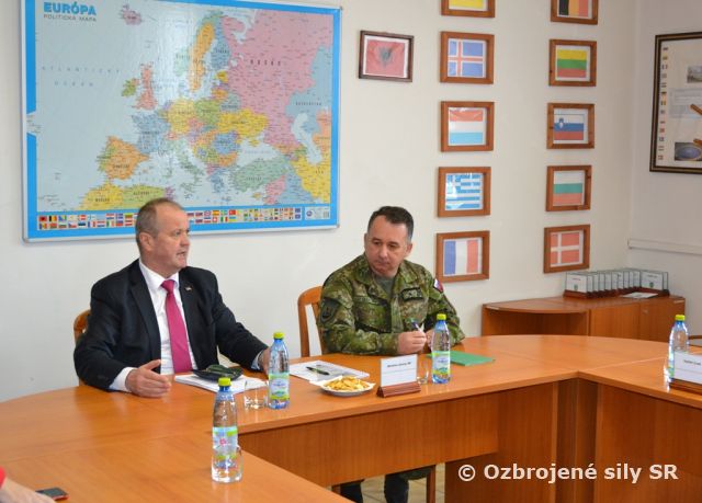 Návšteva ministra obrany