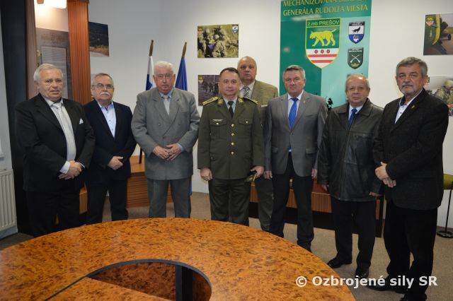 Generáli vo výslužbe na návšteve veliteľstva 2.mb