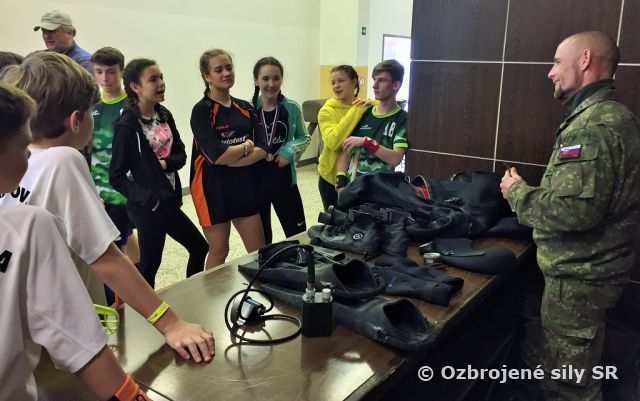 Podpora príslušníkov prvej brigády počas turnaja FLOORBALL SK LIGA