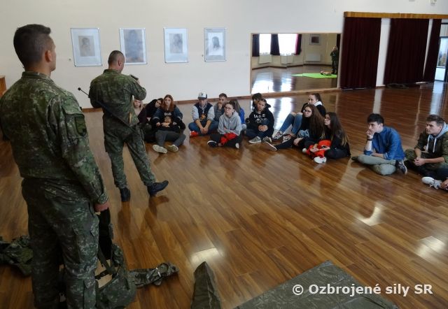 Príslušníci Práporu podpory velenia PS navštívili Strednú umeleckú školu v Trenčíne