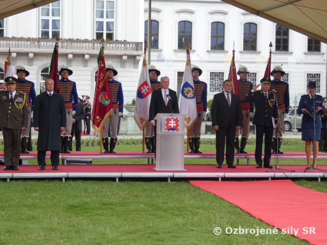 Slávnostné odovzdanie bojových zástav