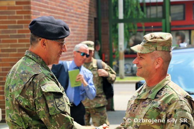 Generál Cavoli navštívil veliteľstvo pozemných síl