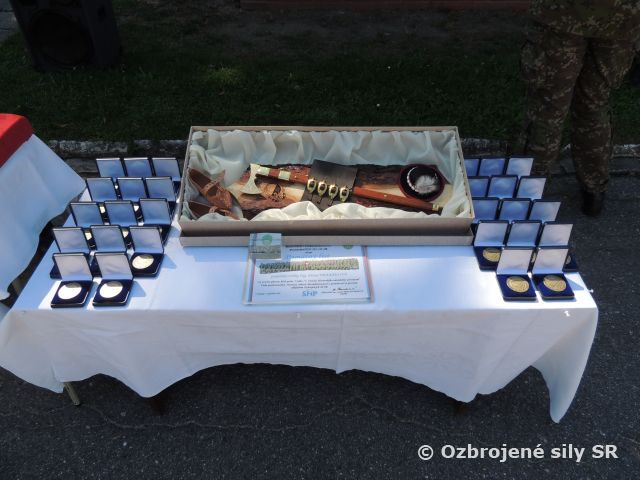 Slávnostný nástup pri príležitosti 75. výročia SNP a 27. výročia prijatia Ústavy Slovenskej republiky